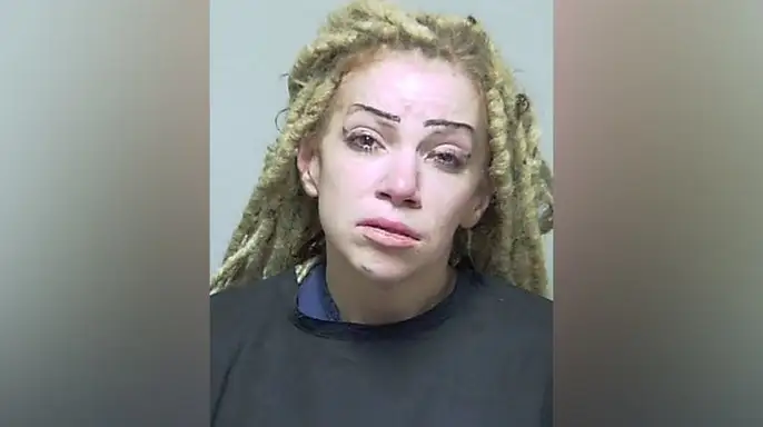 La mujer de 33 años fue arrestada y enfrenta cargos por abuso infantil y abandono