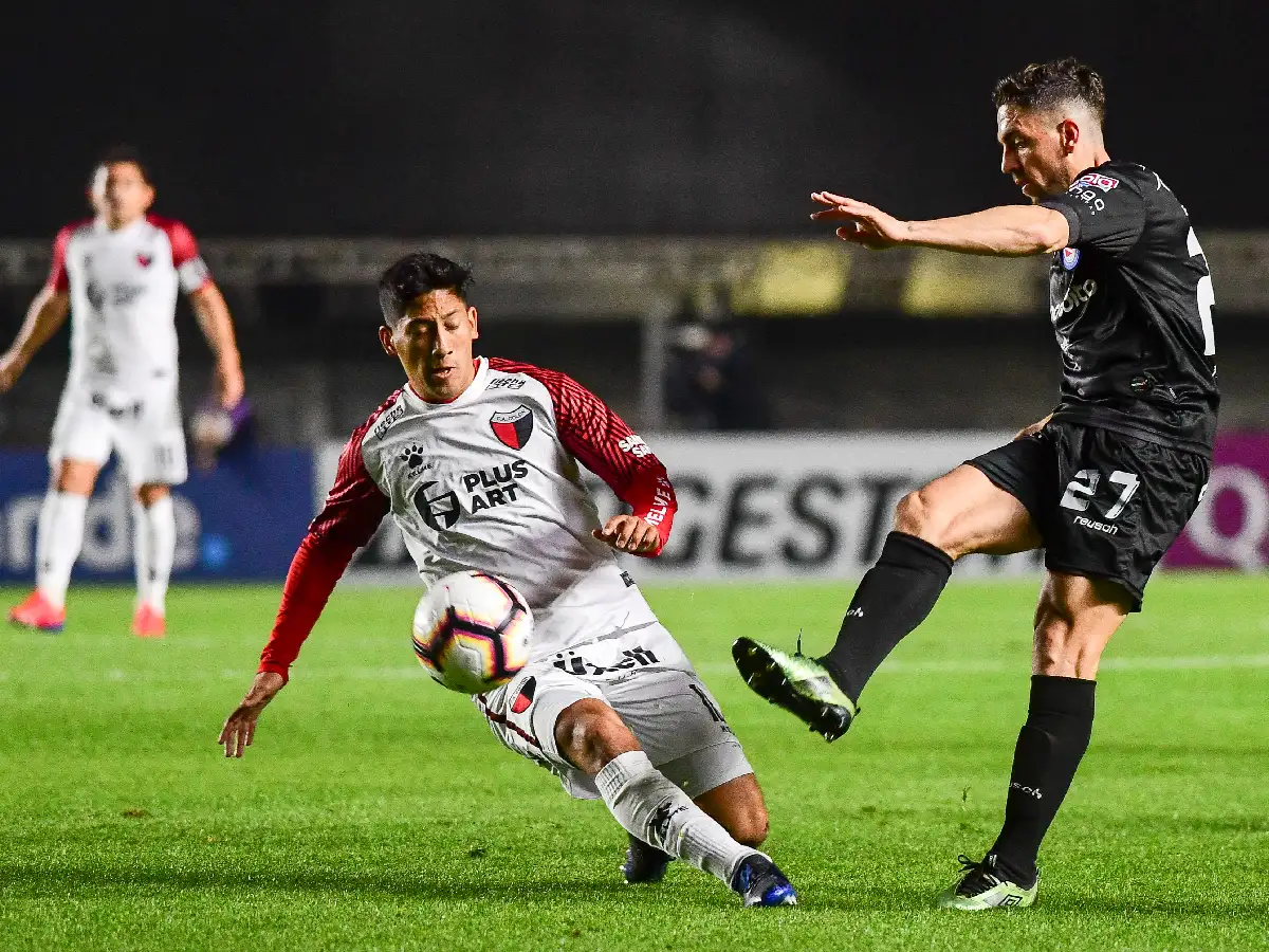 Colón eliminó a Argentinos en los penales