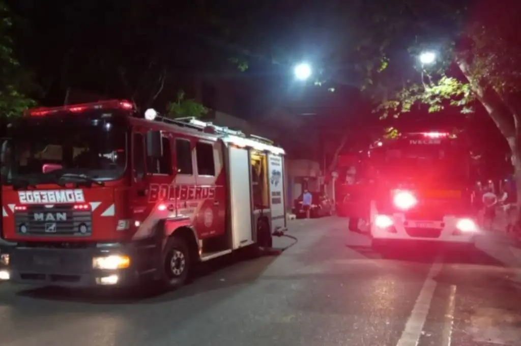 Devastador incendio en el depósito de un laboratorio en Rosario