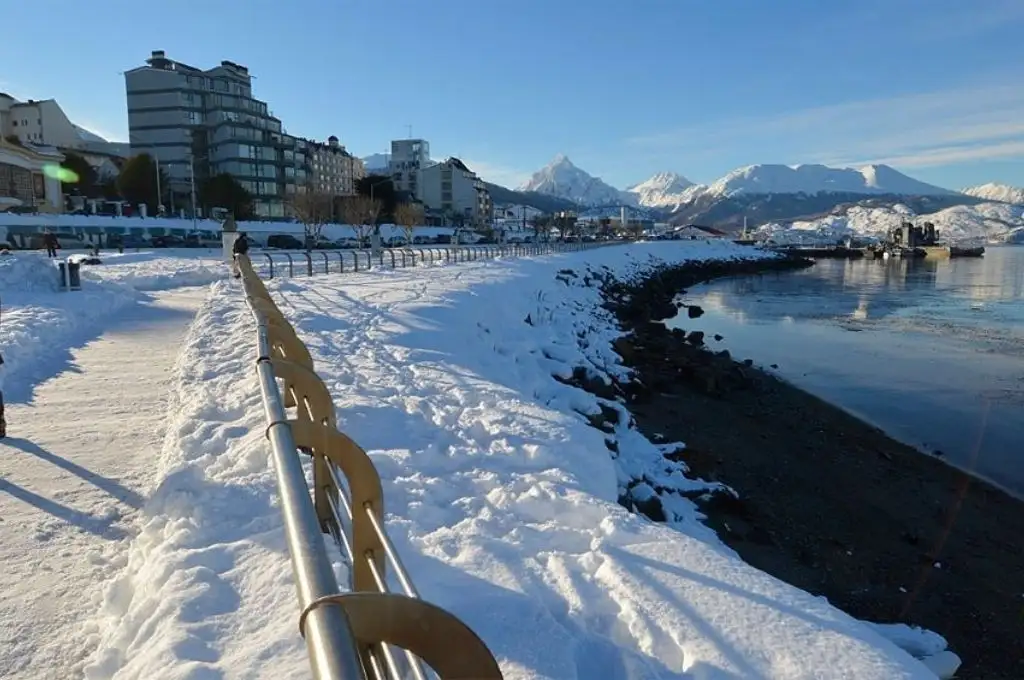 Nieva en Ushuaia en la víspera del comienzo de la temporada de turismo