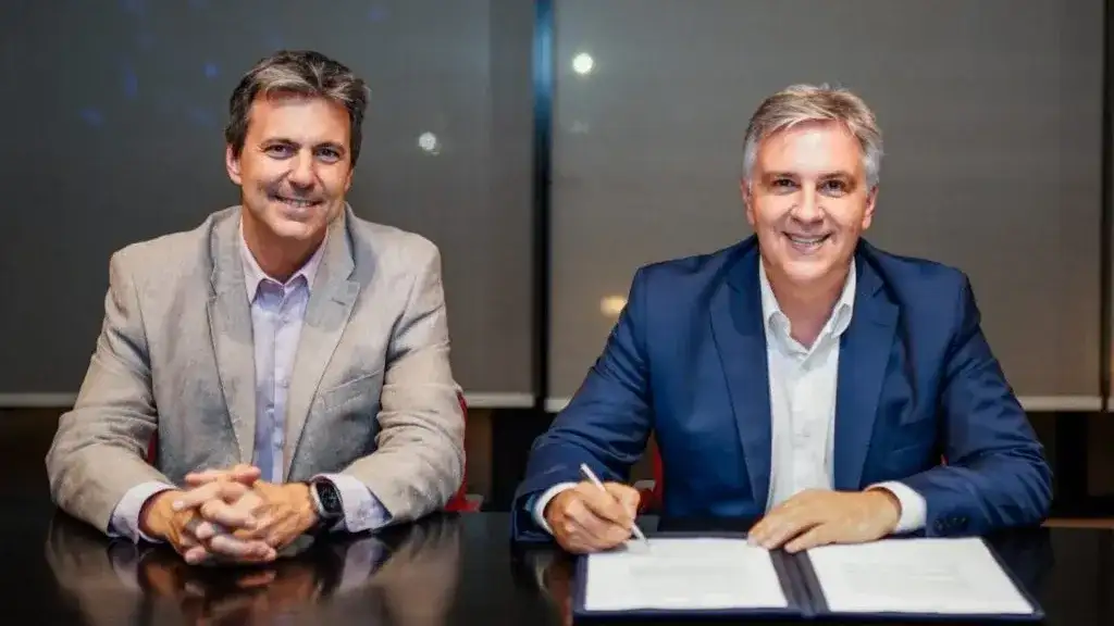 Martín Llaryora, acompañado por el ministro de Producción, Fernando Sibilla
