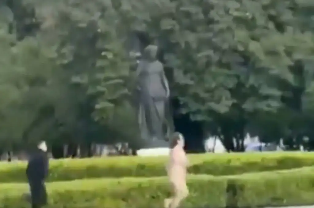 Detiene a un hombre desnudo en La Plata