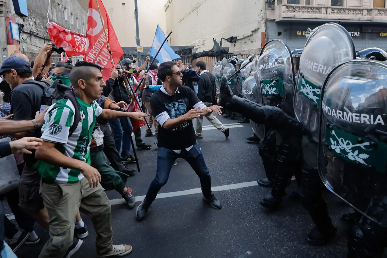 La violencia refleja un tiempo convulsionado que socava la democracia y la verdad.