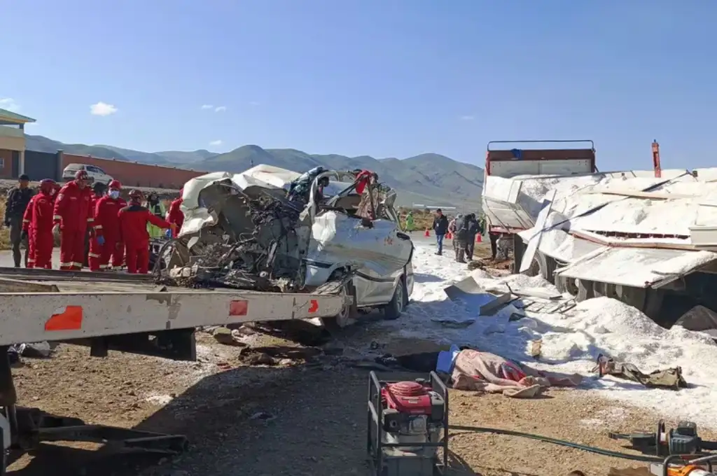 Unidades de rescate de Bomberos se movilizaron al lugar para realizar las labores de rescate.