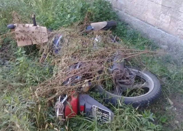 Recuperan una moto que estaba tapada con una frazada en un baldío