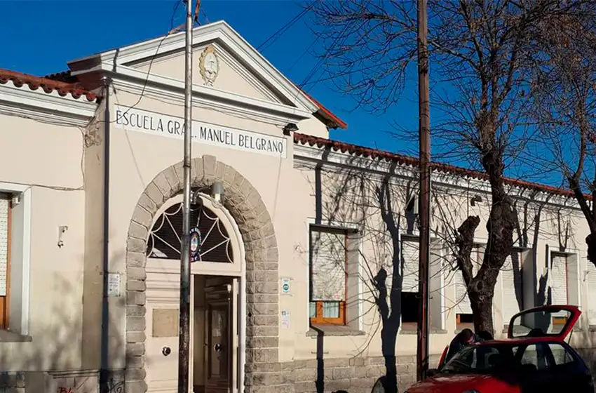 Pelea en una escuela: retiran a alumno, esperan al otro en la esquina y le dan una paliza