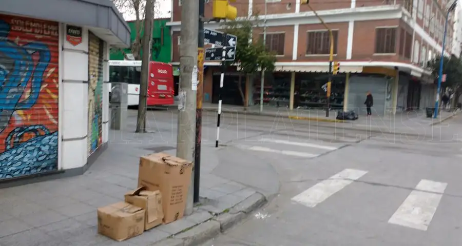 En 13 segundos, rompieron la vidriera y robaron en un local de San Juan