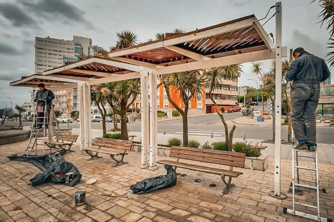 Colocación de baldosas, recuperación de bancos, instalación y pintura de cestos, acondicionamiento de pérgolas, entre otras tareas, lleva adelante el EMSUR.