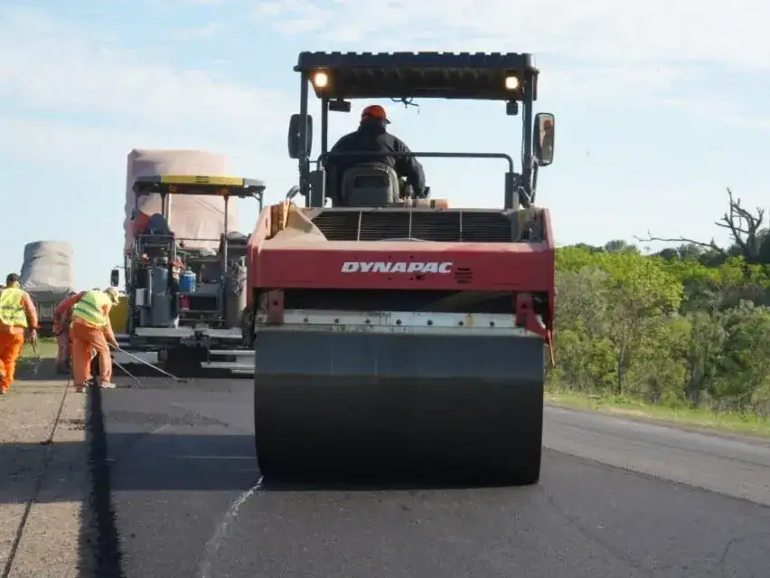 Primero se desarrollarán los trabajos de repavimentación del acceso norte a Diego de Alvear y luego ocurrirá lo mismo en el acceso sur de San Gregorio, a cargo de la contratista Edeca.