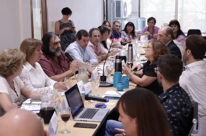 Provincia convocó para la semana próxima a docentes y estatales