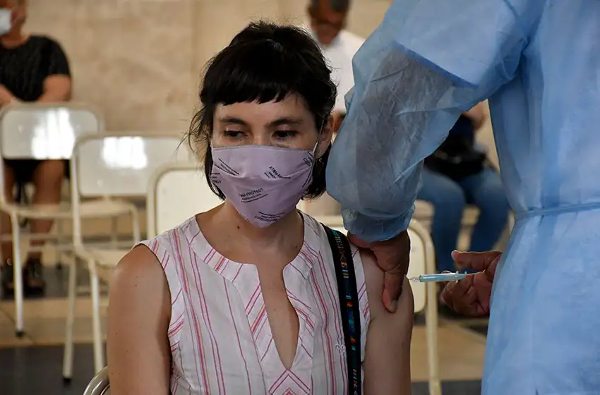 Insisten con que "vacunar con una sola dosis no evita el contagio pero sí el cuadro grave"