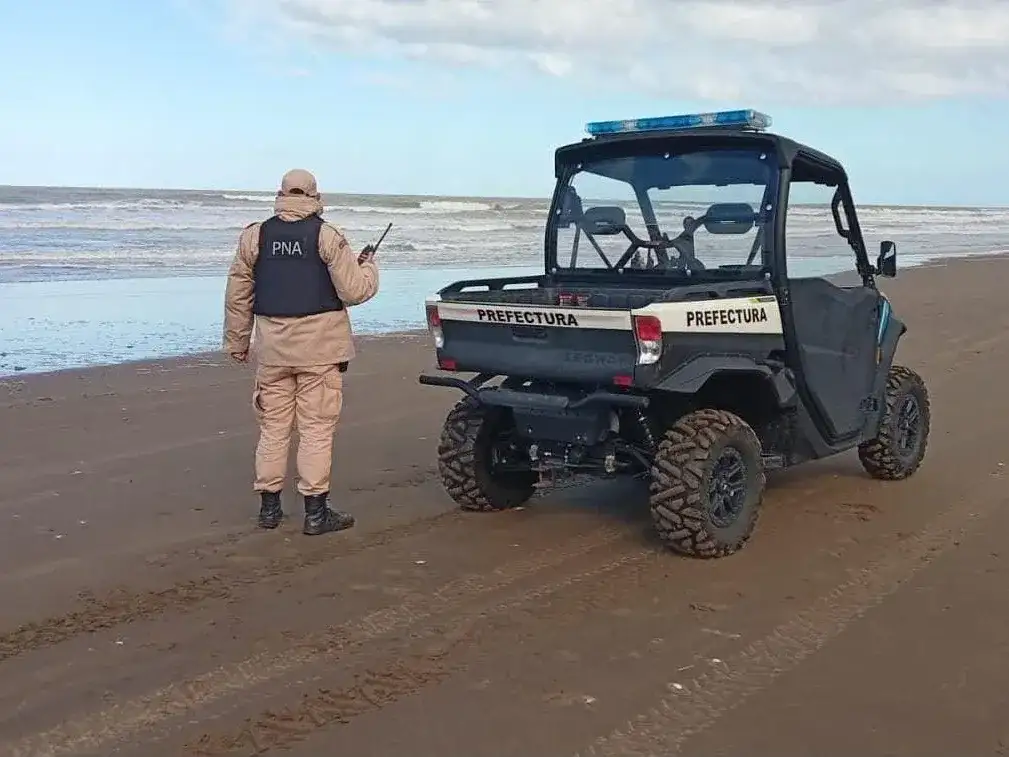 La búsqueda también se extendió por tierra y aire, con recorridas en las playas de Santa Teresita, Mar del Tuyú y Mar de Ajó y en las inmediaciones del arroyo San Clemente.
