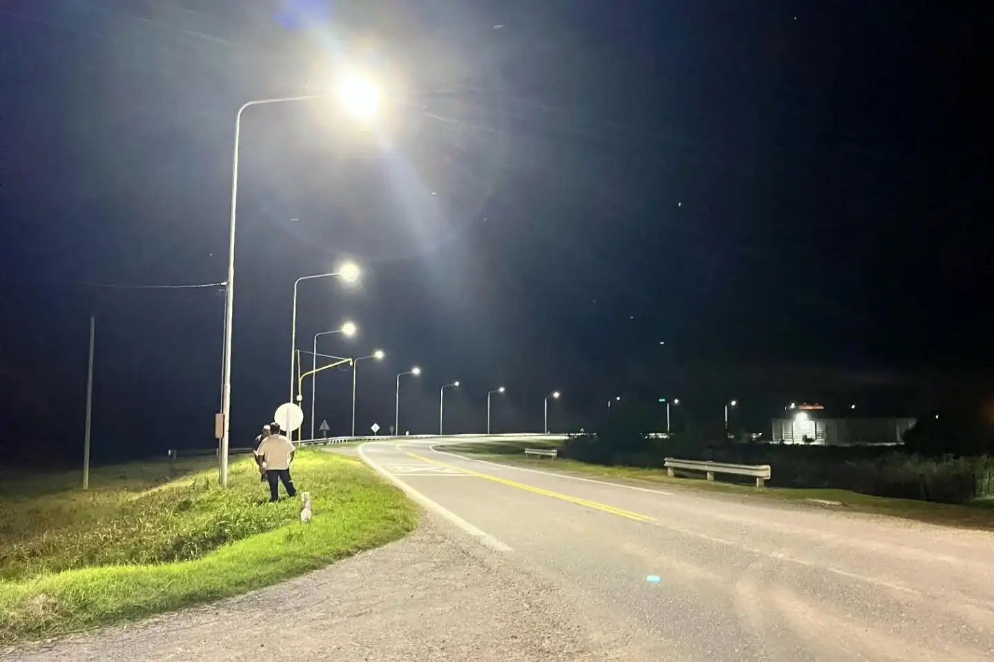 La peligrosa curva ya cuenta con luminarias led.