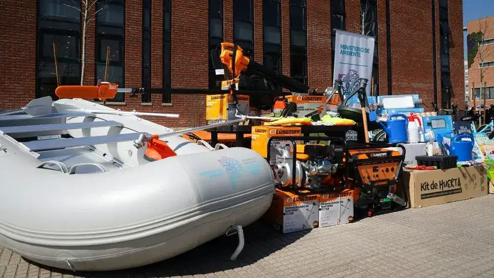 Kicillof entregó equipamiento a Ezeiza para enfrentar emergencias climáticas