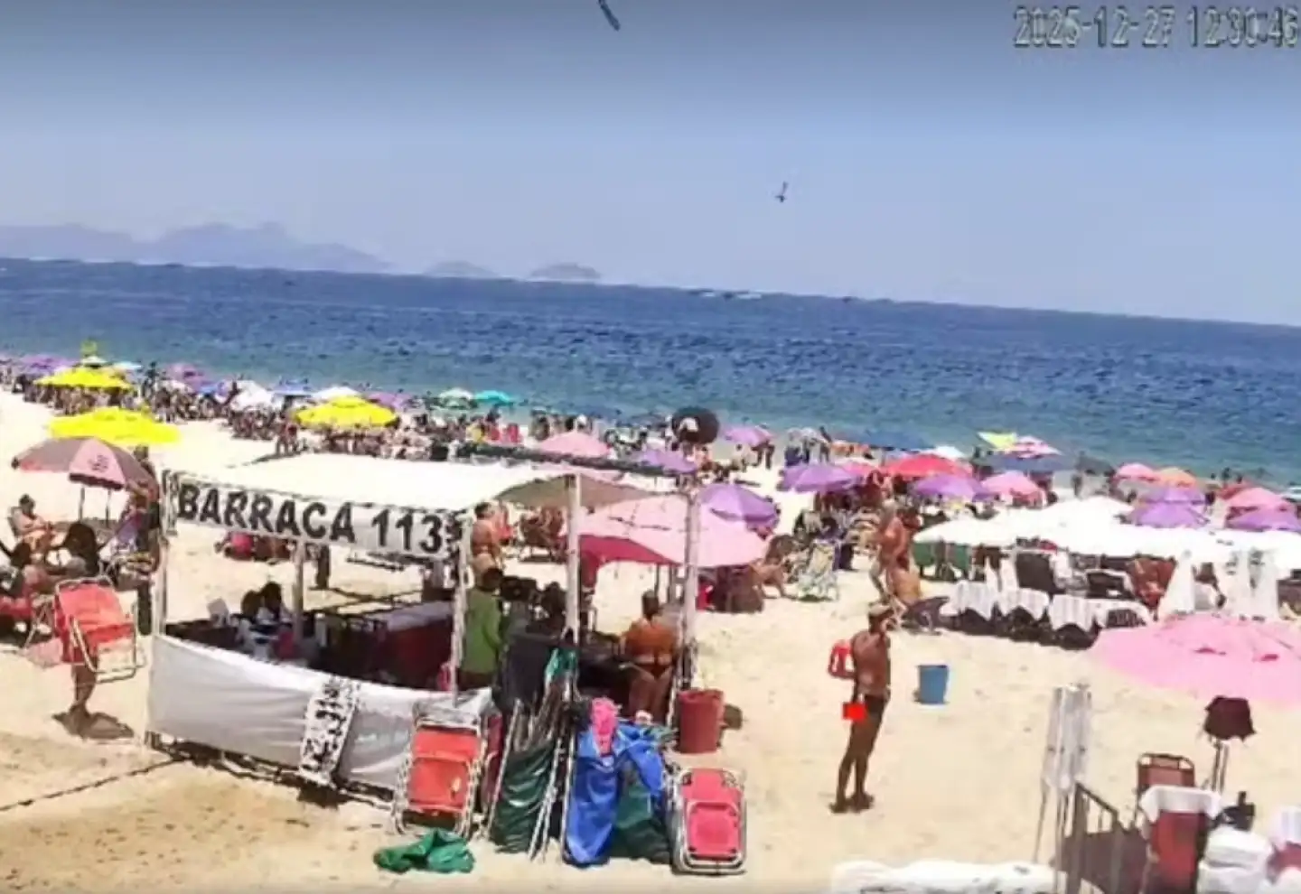 El accidente aéreo quedó registrado por una de las cámaras de seguridad de la zona en Copacabana.