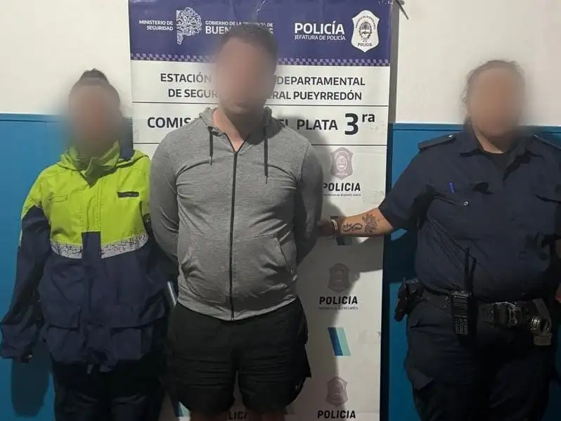 En el lugar, la policía secuestró armas de fuego y municiones y posteriormente, se halló otra en su vehículo.