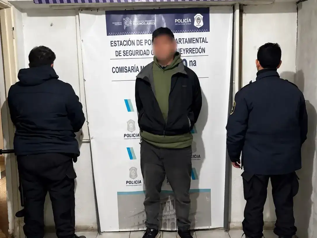 Aprehendieron a un cuidacoches por atacar con un palo a un agente municipal en