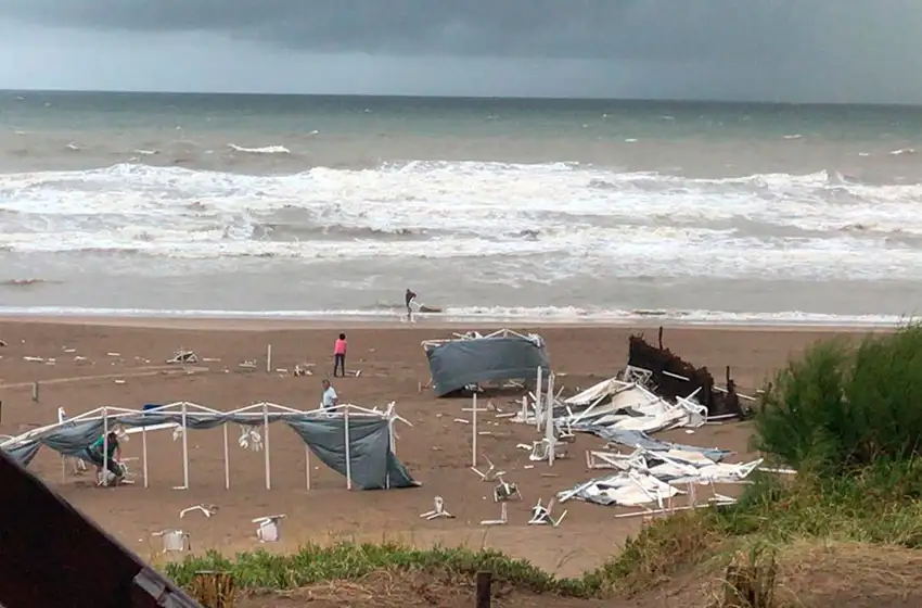 Videos: la cola de un tornado atravesó Pinamar y arrasó con techos, árboles, cables de luz y balnearios