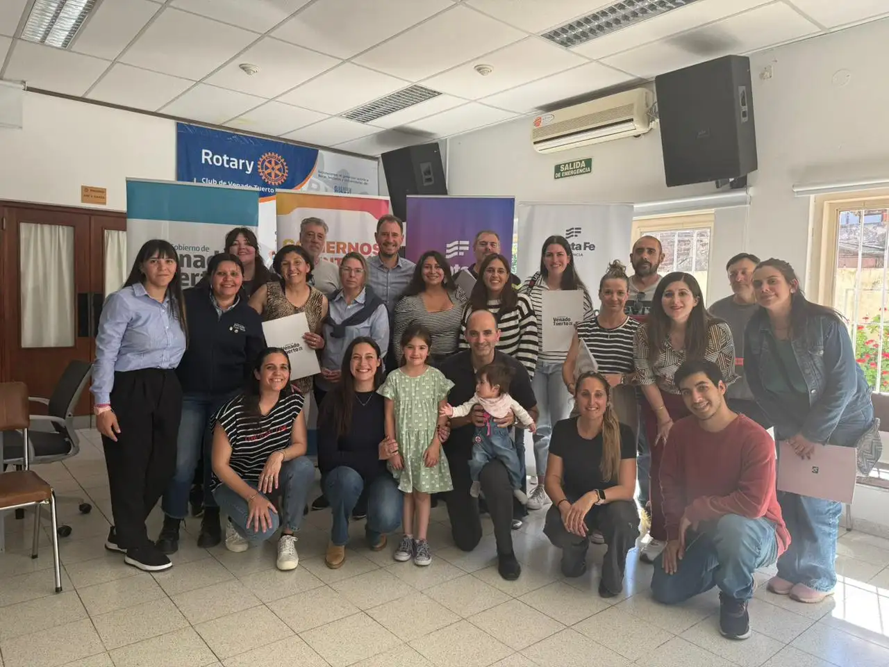 Beneficiarios de los créditos junto a distintas autoridades.