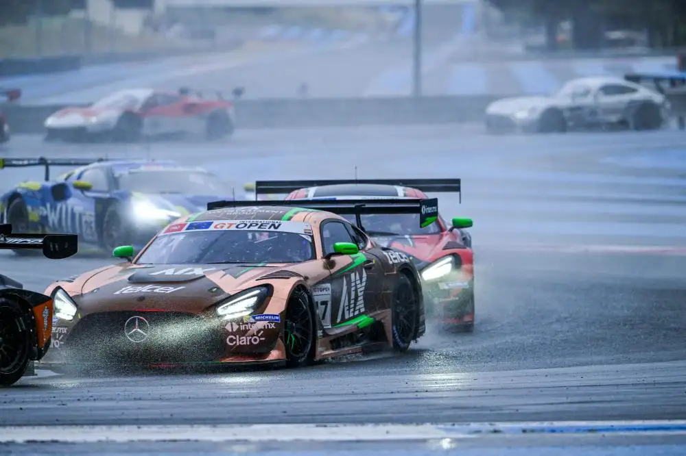 El auto de Marcos Siebert bajo la intensa lluvia en Paul Ricard.