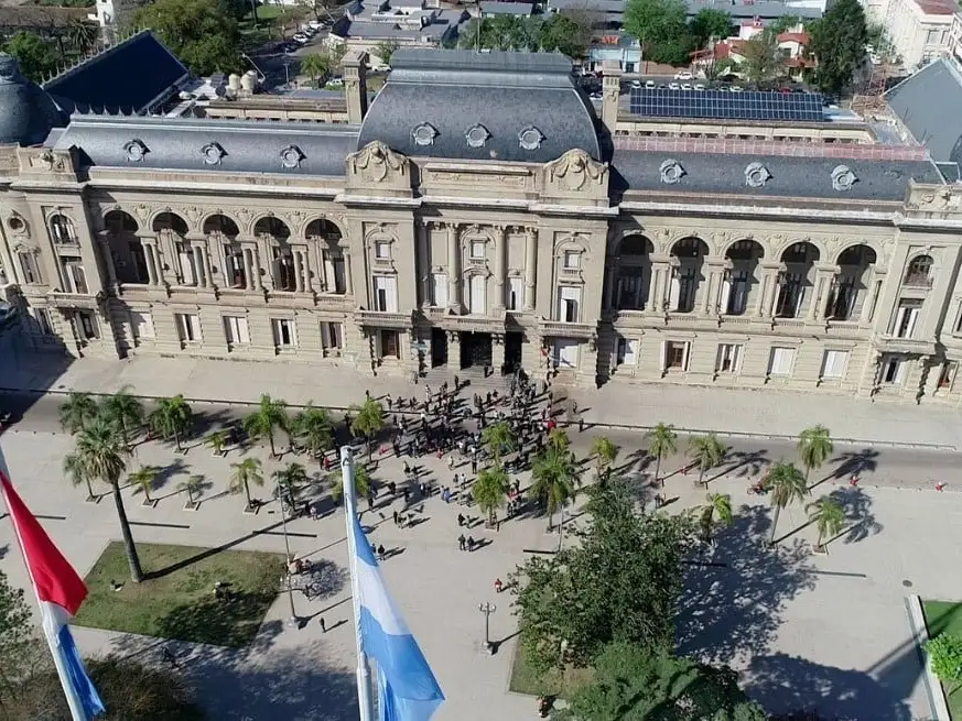El nuevo sistema impone más control en cada uno de los accesos al edificio gubernamental, con identificación de quien ingrese, y concertación previa en caso de ser un visitante externo.