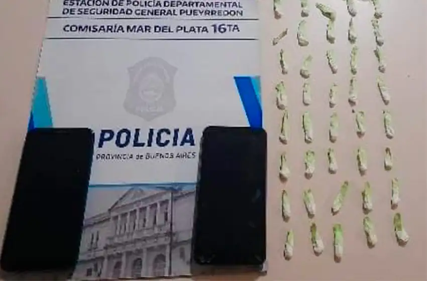 Atrapan a dos motociclistas con 40 envoltorios de cocaína y marihuana