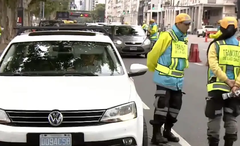 El hombre, del que se desconoce si es diplomático, se negó a bajar la ventanilla del auto.
