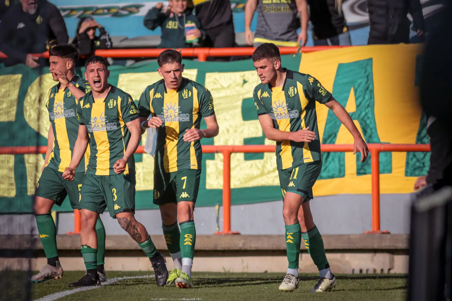 Los jugadores de Aldosivi durante el festejo de gol
