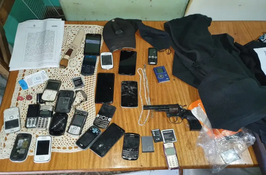 Cae banda de delincuentes: secuestran armas, celulares y plantas de marihuana