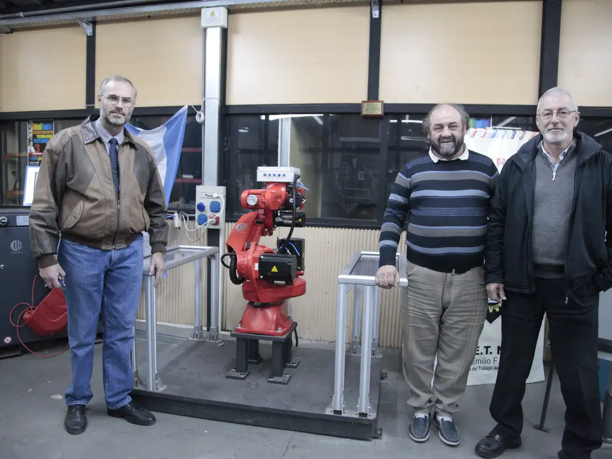 Capacitan en el uso del brazo robótico a alumnos  y docentes del Ipet 50
