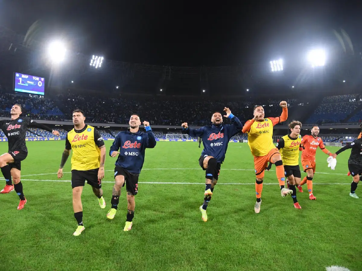 Napoli volvió a ser único líder en Italia 