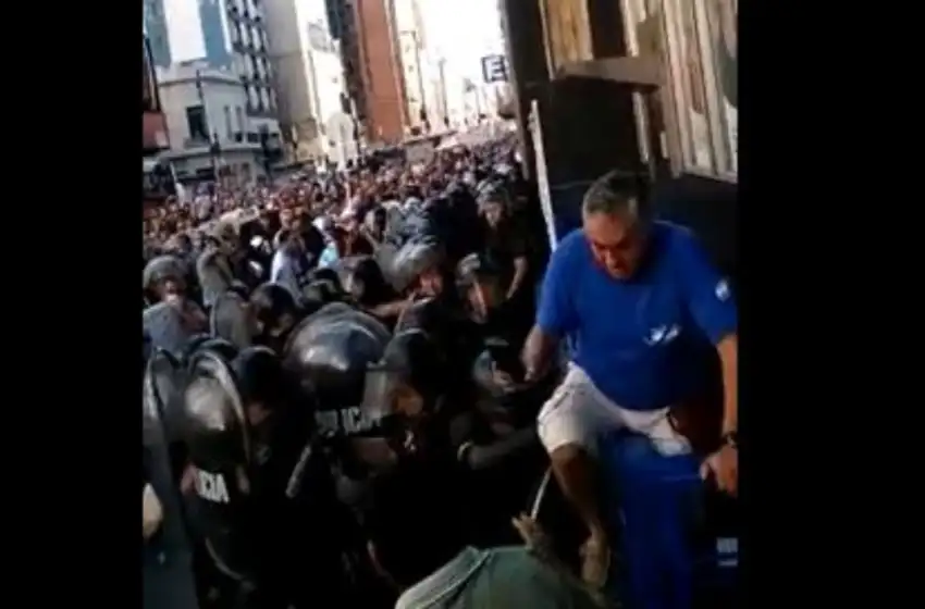 Incidentes y corridas en la puerta del PAMI por una protesta de excombatientes de Malvinas