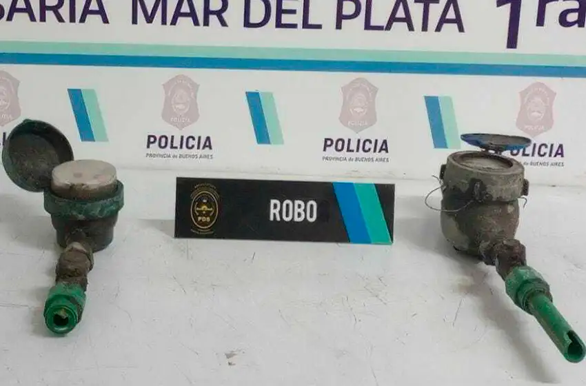 Tremenda habilidad: robaban medidores de agua con dos cuchillos de cocina