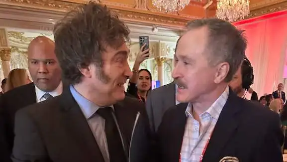 Javier Milei y Peter Lamelas durante la cena que ofreció Donald Trump en Mar -a- Lago.