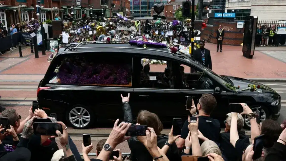 Multitudes se reúnen en el puente Black Sabbath, llamado así en honor a la banda de heavy metal, mientras el cortejo fúnebre de Ozzy Osbourne, su exlíder, pasa por su ciudad natal, en Birmingham, Inglaterra, el 30 de julio de 2025. Jack Taylor/Reuters