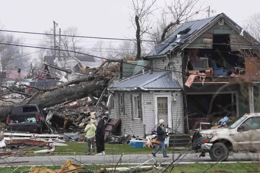 Los daños después de que un tornado nocturno arrasara Lakeview, Ohio, EEUU
