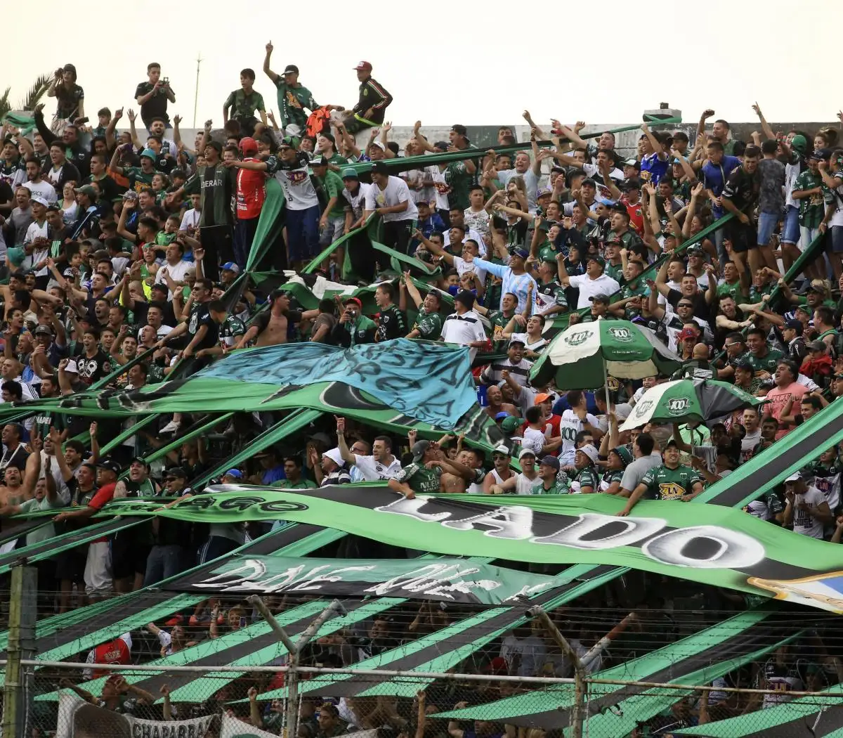 Barras de Nueva Chicago hicieron un velorio en el estadio