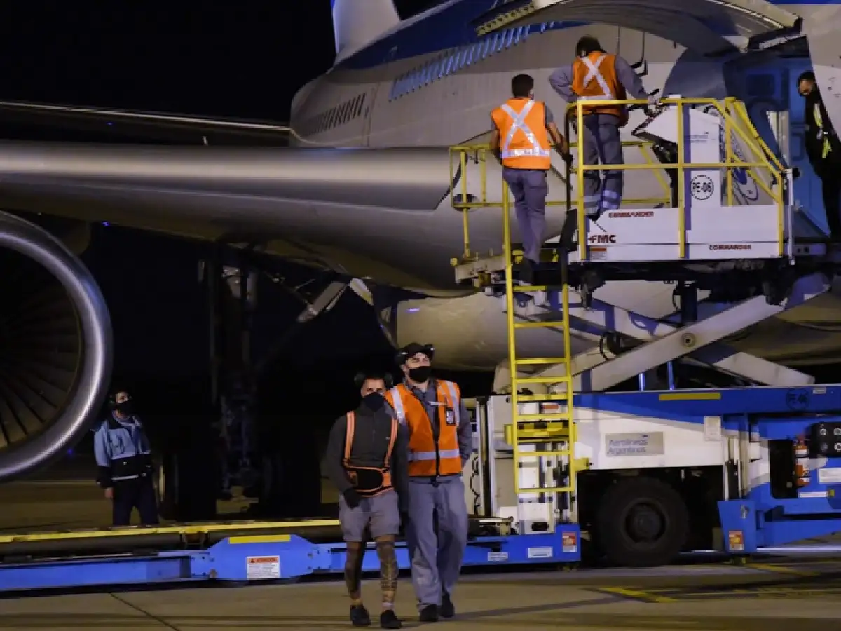 Llega por Aerolíneas Argentinas el primer lote del principio activo para la fabricación de vacunas