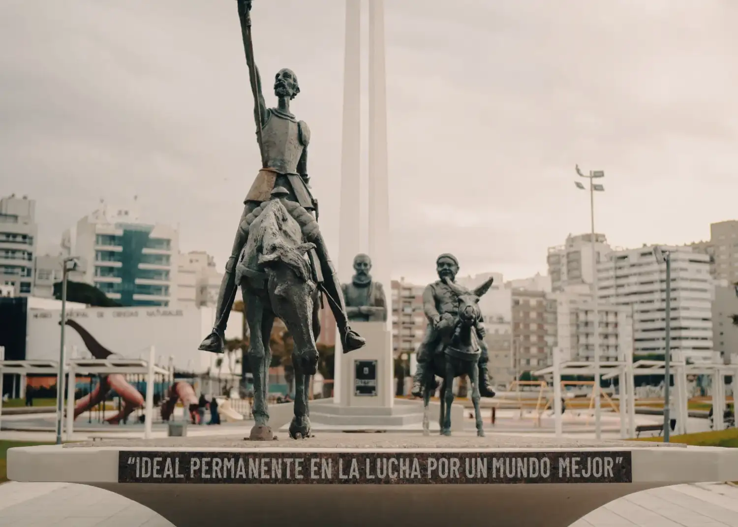 El monumento, creado por el escultor argentino Hidelberg Ferrino e inaugurado en 1974.