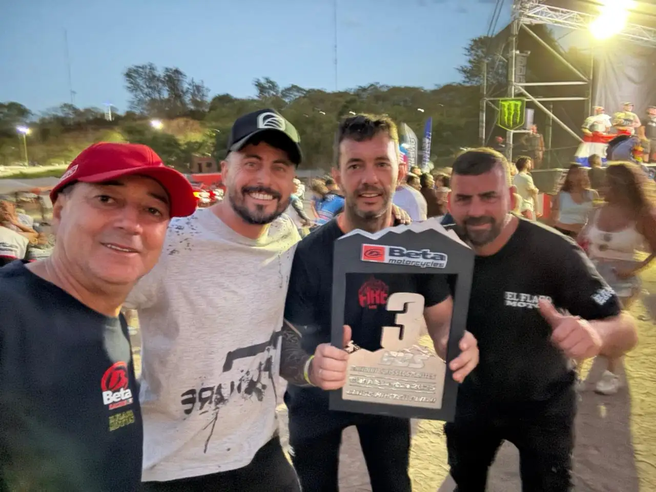 Pablo con el trofeo por el tercer puesto en el exigente y duro campeonato nacional.