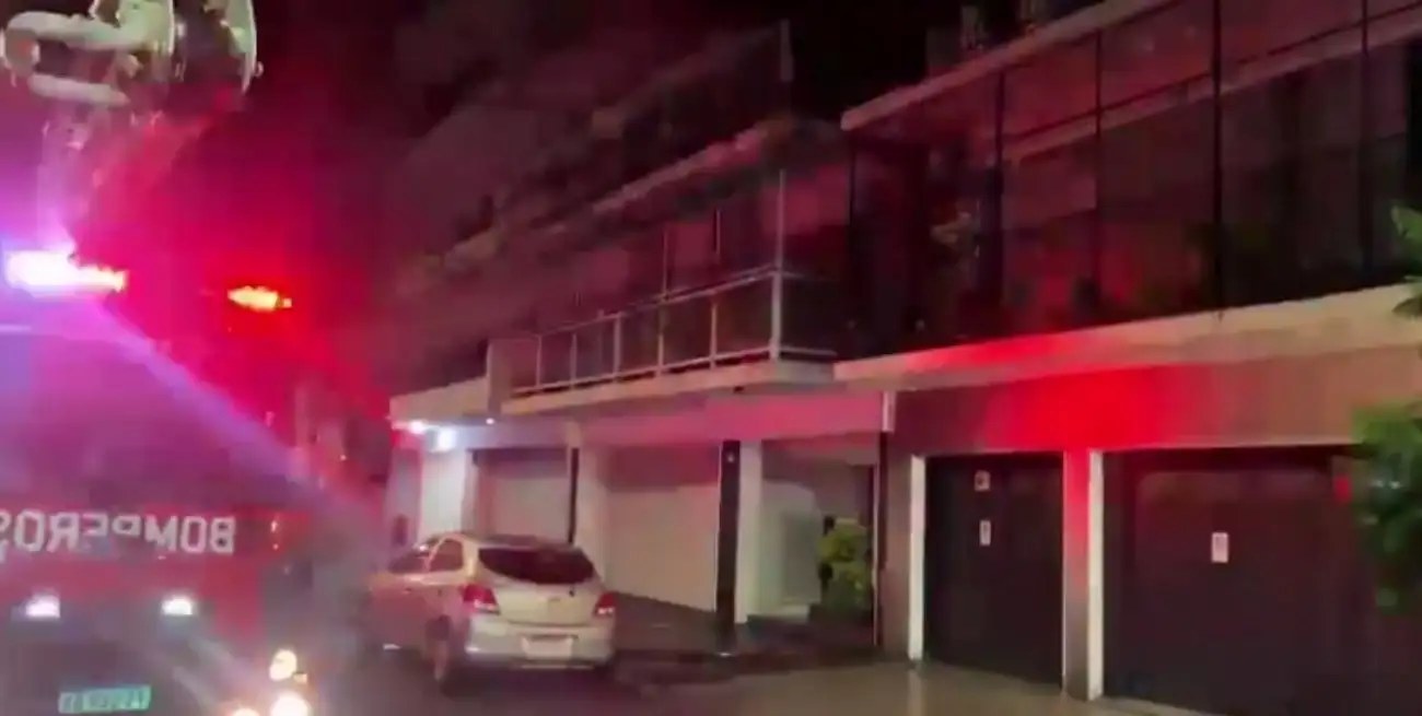Los bomberos constataron que el foco ígneo se había generado en un departamento del segundo piso.