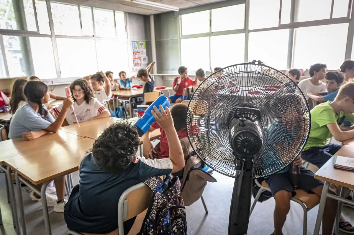 Calor sofocante en el inicio del ciclo lectivo del nivel medio. Foto: Ilustración