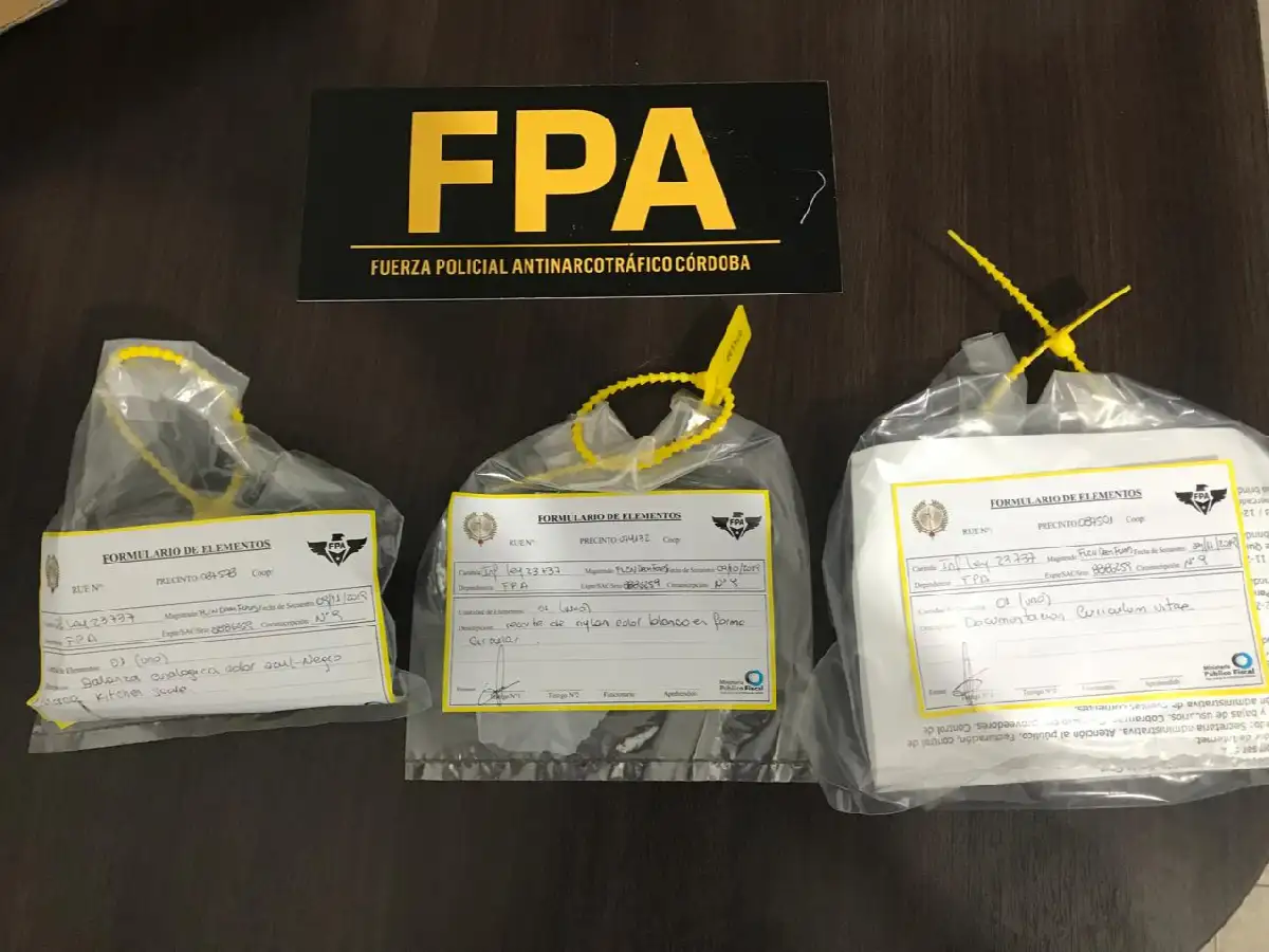 Mujer detenida tras retirar una encomienda con más de 550 dosis de drogas en Deán Funes