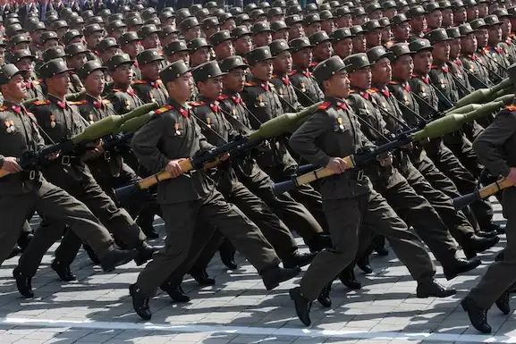Soldados norcoreanos marchan durante un desfile militar en la Plaza Kim Il Sung en Pyongyang, Corea del Norte