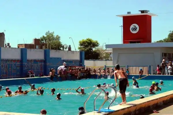 Bifarello recorrió la colonia de vacaciones que funciona en la Esquina Encendida