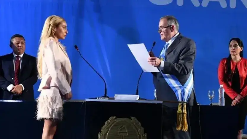 Raquel Graneros junto al gobernador Osvaldo Jaldo.