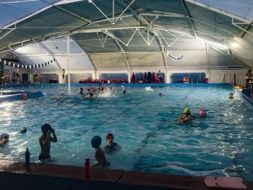 Para numerosos clubes contar con piscinas climatizadas en invierno solo es posible con ayuda del Estado. Crédito: Archivo El Litoral.