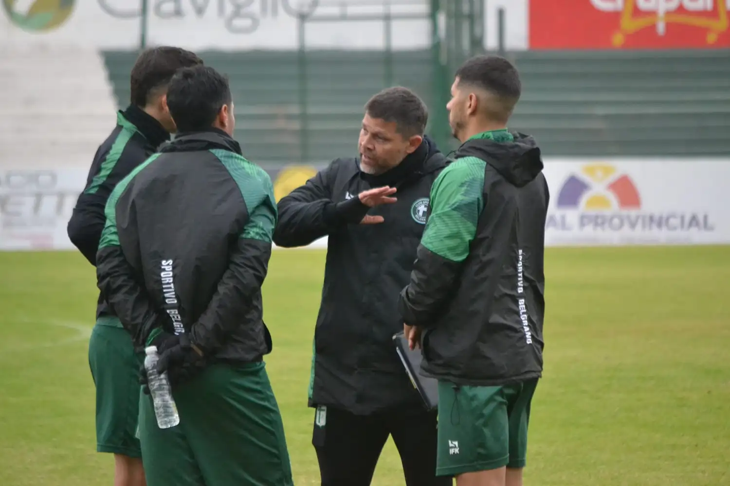 El entrenador Sergio Maza durante el entrenamiento.