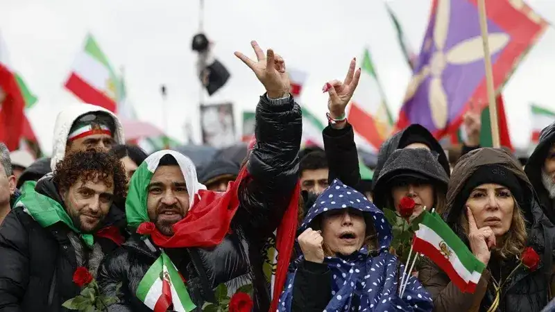 AFP vía Getty Images: La policía de Múnich estimó que unas 250.000 personas acudieron a escuchar a Reza Pahlavi, el hijo exiliado del exlíder iraní, dar un discurso.