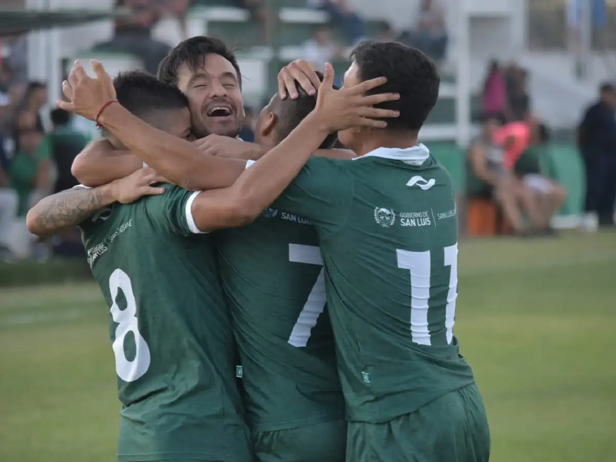 Estudiantes complicó a Racing y quedó solo arriba